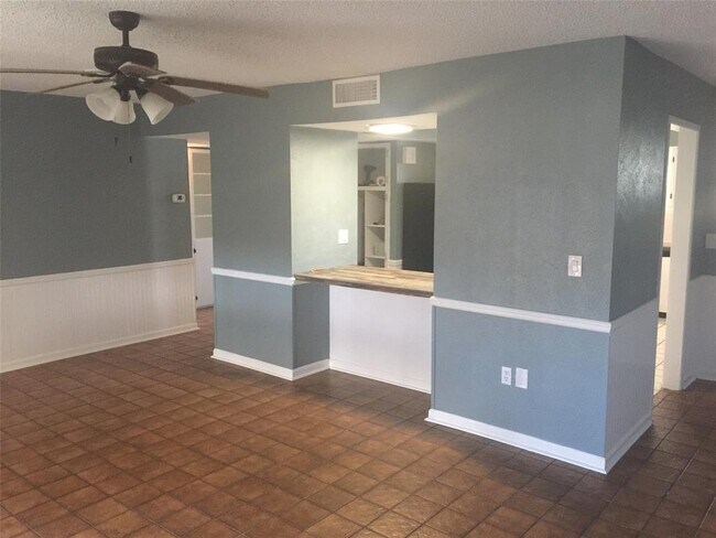 Building Photo - 1005 Ramada Dr