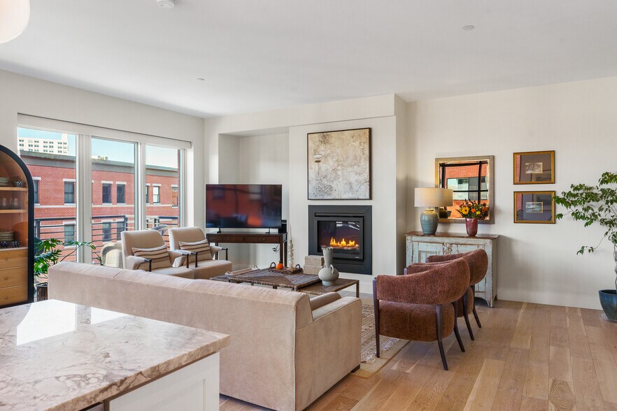 Building Photo - 383 Commercial St