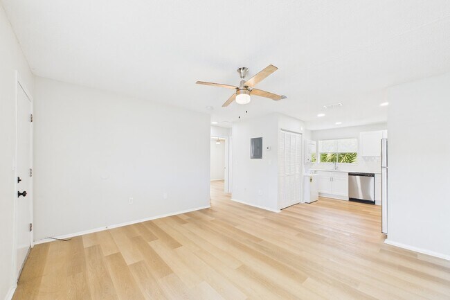 Building Photo - Iris Flats