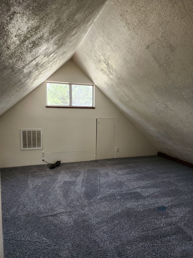 Building Photo - 2 Bedroom Home Located in Bloomfield