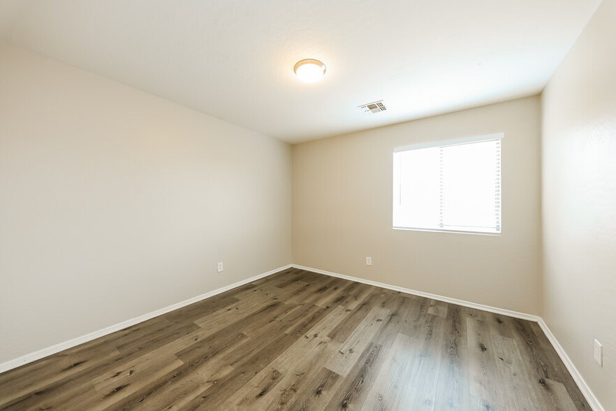 Building Photo - 3252 W Huntington Dr