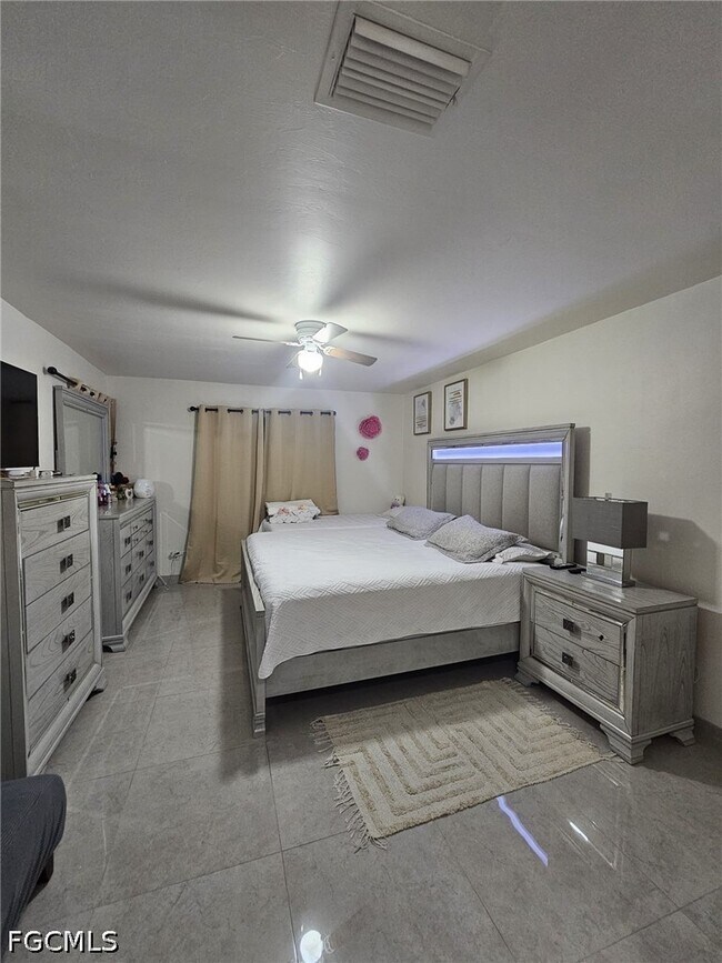 Building Photo - 918 NE 13th St