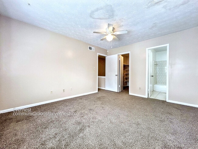 Building Photo - 925 Pine Oak Trail