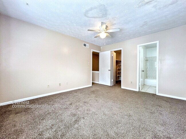 Building Photo - Charming 2-Bedroom Haven with Modern Comfo...