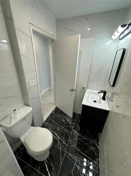 Building Photo - 122 SW 12th Ave