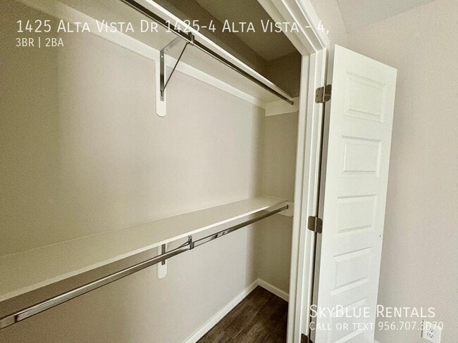 Building Photo - 1425 Alta Vista Dr