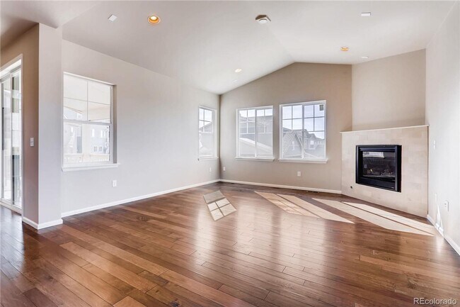 Building Photo - Elegant and spacious home with mountain vi...