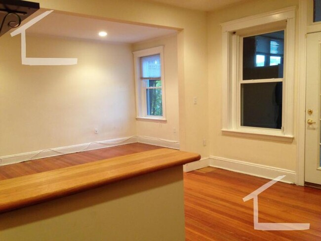 Building Photo - Nice 3 bed in Brookline