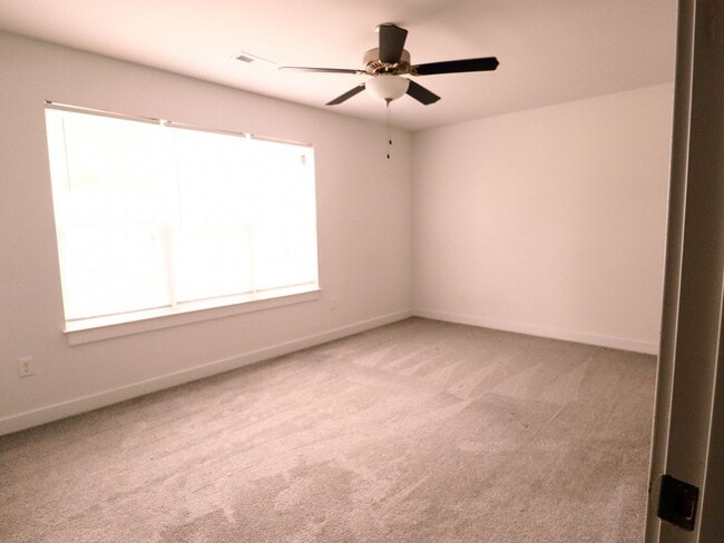 Building Photo - 3 Bed, 2 Bath Townhome with En-Suite Primary