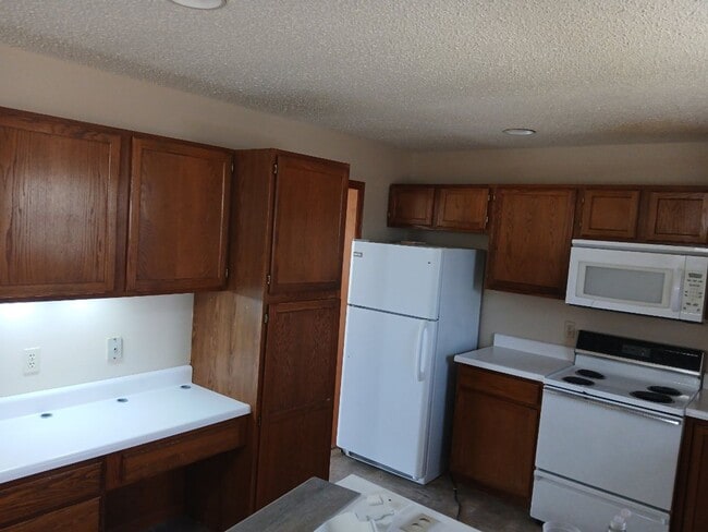 Building Photo - 3 bdrm, 2.5 bath, 2 car garage House For Rent