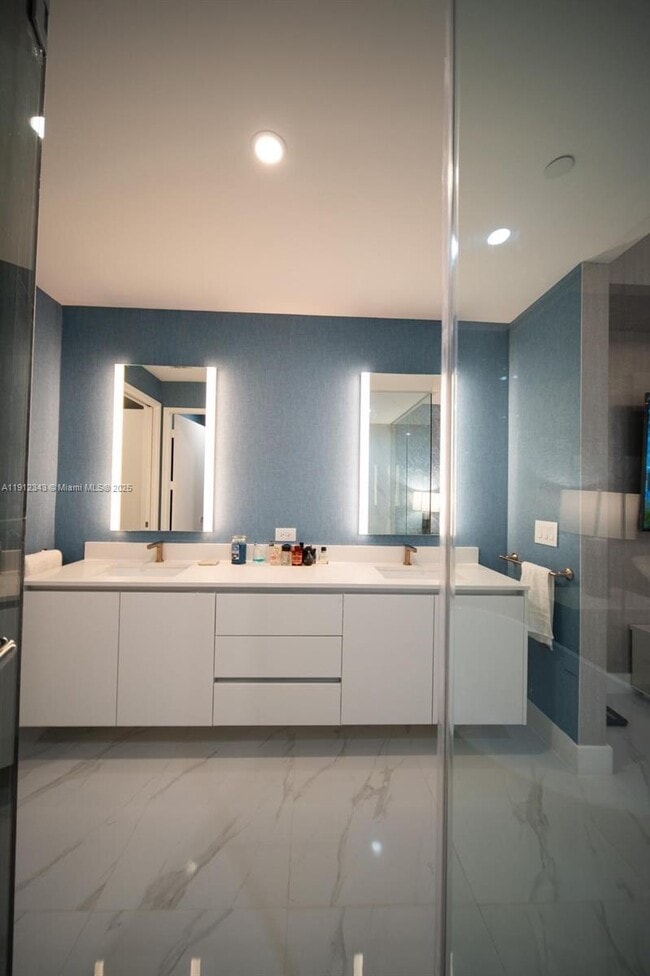 Building Photo - 700 NE 24th St