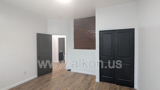 Building Photo - 566 Greenfield Ave