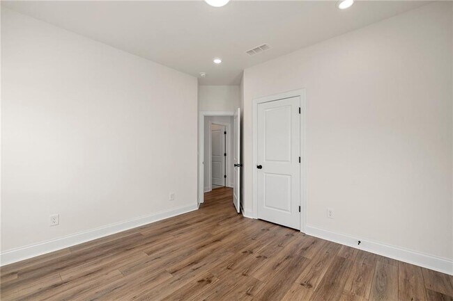 Building Photo - 167 Basil St