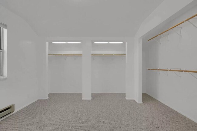 Building Photo - Beautiful 3 Bed Home Perched on a Mountain Side!!