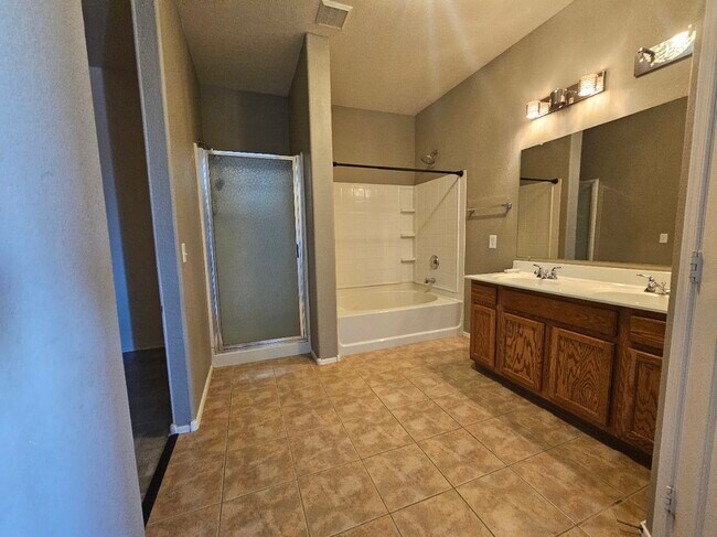 Building Photo - 5910 E Valley View Dr
