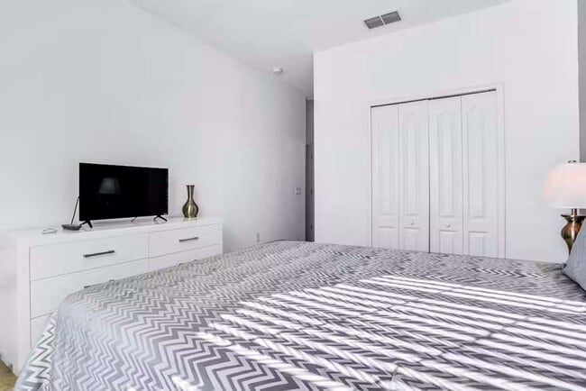 Building Photo - 4140 Oak Tree Dr