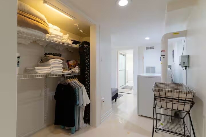 Building Photo - 1428 NE Adams St