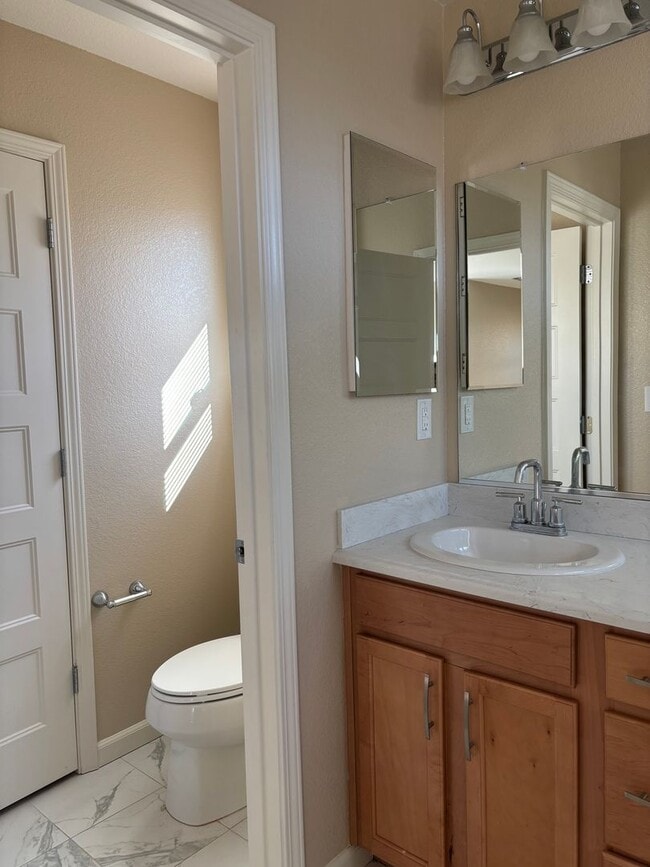 Building Photo - Beautiful 3 bedroom, 2.5 bathroom Home