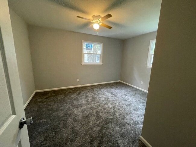 Building Photo - 3 bedroom 1 1/2 bath home with fenced in b...
