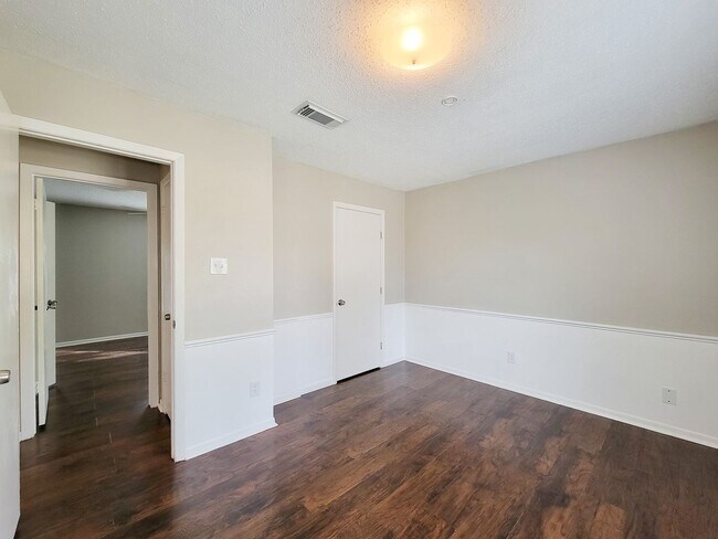 Building Photo - Welcome home to a bright & spacious retreat in sought-after Steeplechase where comfort, function ...