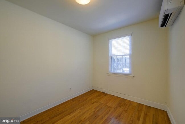 Building Photo - 1934 35th Pl NW