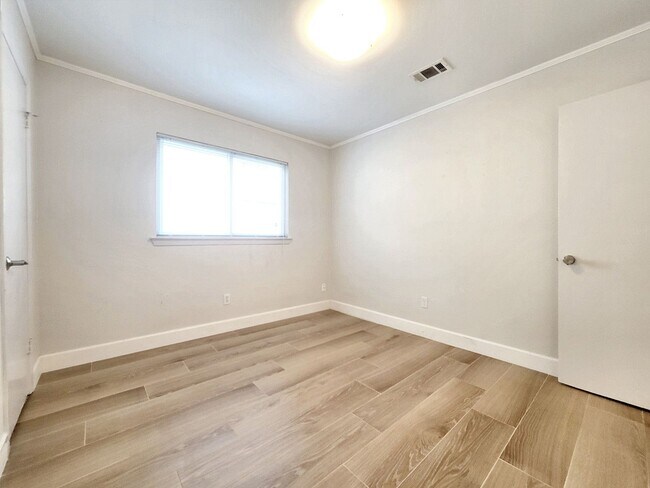 Building Photo - 3/BR 2/BA Single-Level Home with Sunroom a...