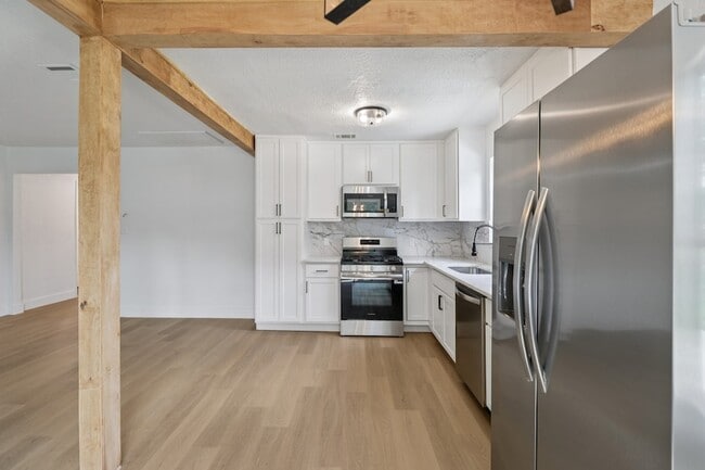 Building Photo - 1105 N Sylvania Ave