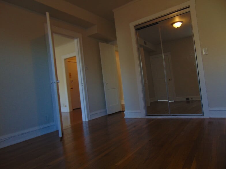 Building Photo - 2209 E 70th St