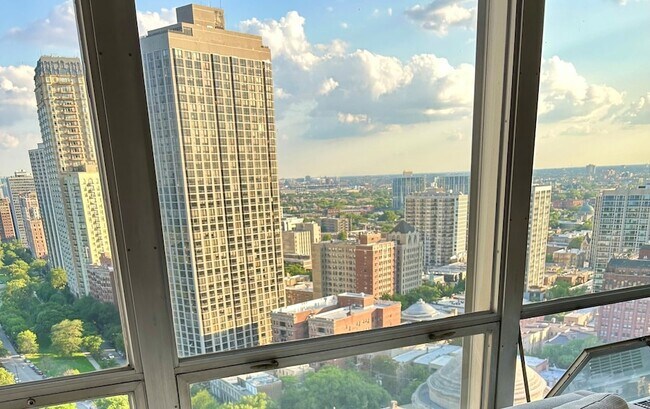 Building Photo - 340 W Diversey Pkwy