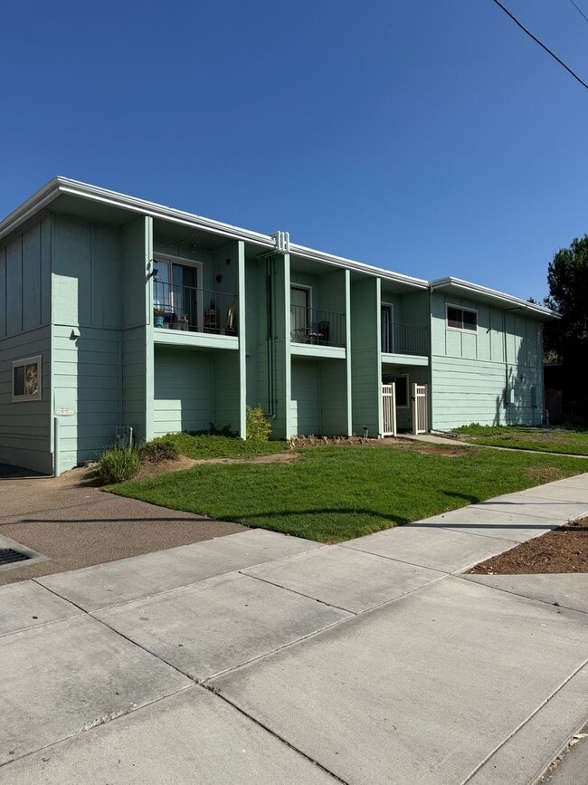 Building Photo - Spacious 3 bed / 1.5 bath townhome - La Mesa
