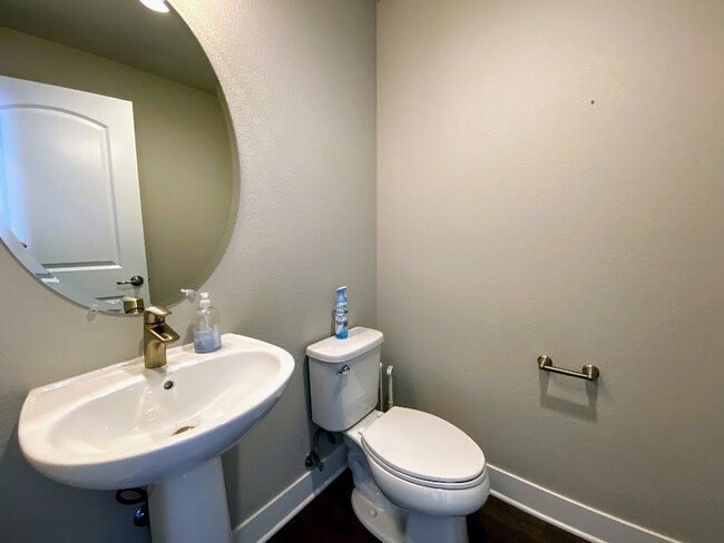 Building Photo - 5447 Valentia St