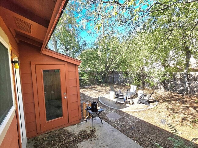 Building Photo - 1410 Valleyridge Dr