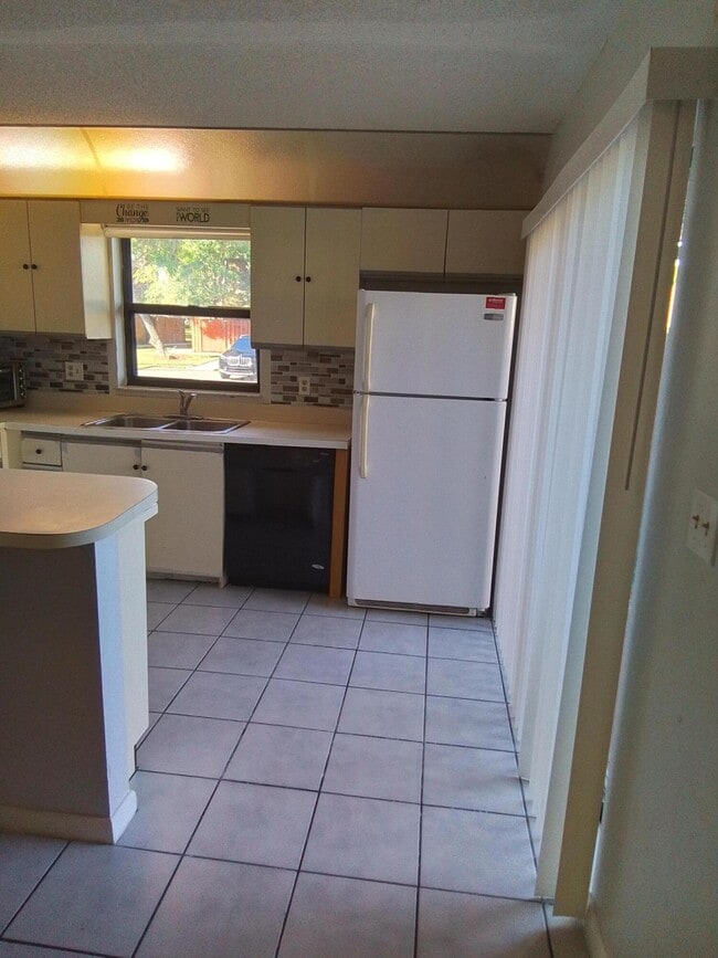 Building Photo - 1458 N Lawnwood Cir