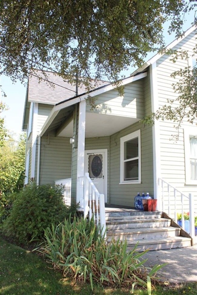 Building Photo - 4 Bedroom, 1 Bathroom Home in Bow!