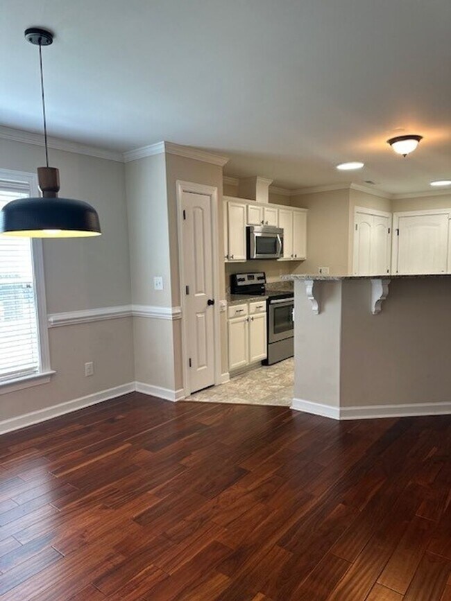 Building Photo - 3 Bed/2 Bath Home with Bonus Room & Screen...