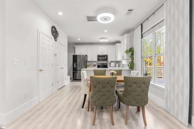 Building Photo - 154 S Lake Emory Dr