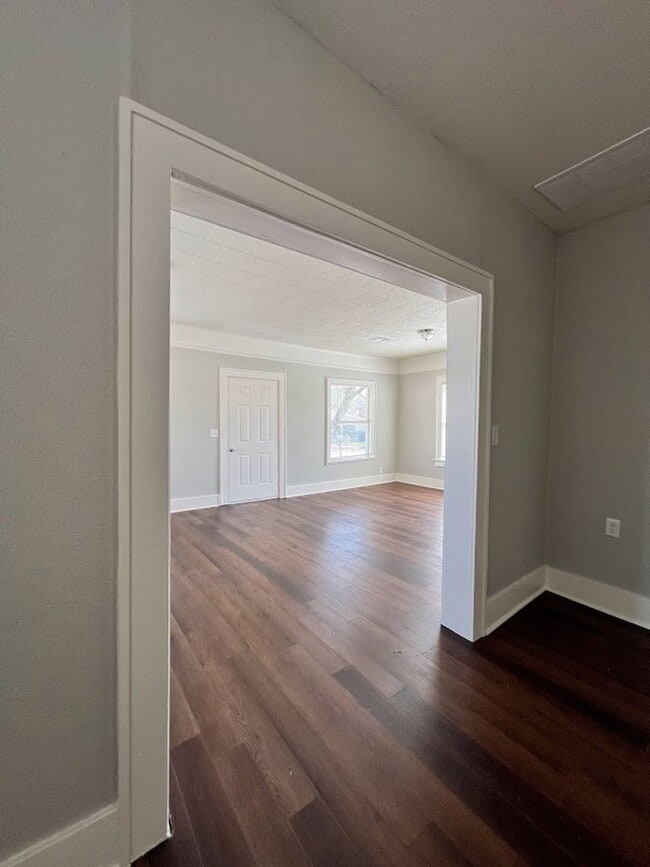 Building Photo - Charming 3BR/1BA Home with Detached Garage