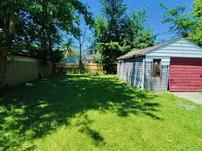 Building Photo - Beautiful 2 bed/1 bath near Grosse Pointe!...