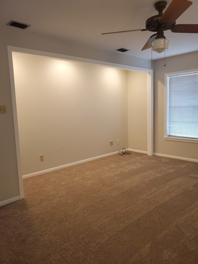 Building Photo - 2301 N Parkwood Dr