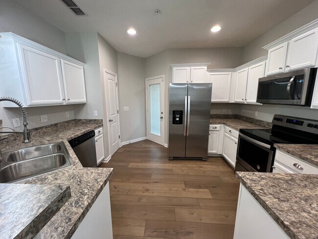 Building Photo - Move-in Special! Available Immediately! Gorgeous 4 Bedroom 3 Bath in Creeksbend Subdivision