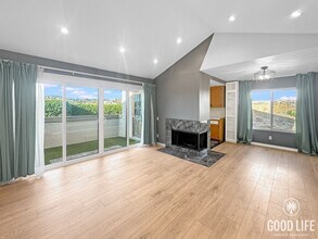 Building Photo - Spacious 2 BD- 2 BA Condo w/ Large Private Balcony, AC, and In-Unit W/D!