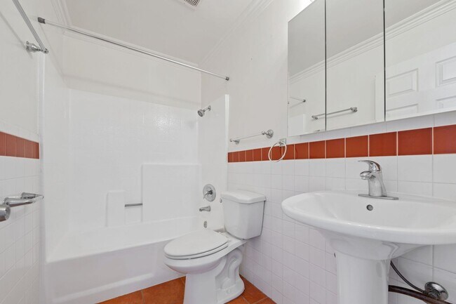 Building Photo - Spacious 2-Bed / 2-Bath Apartment in Prime Hollywood Location