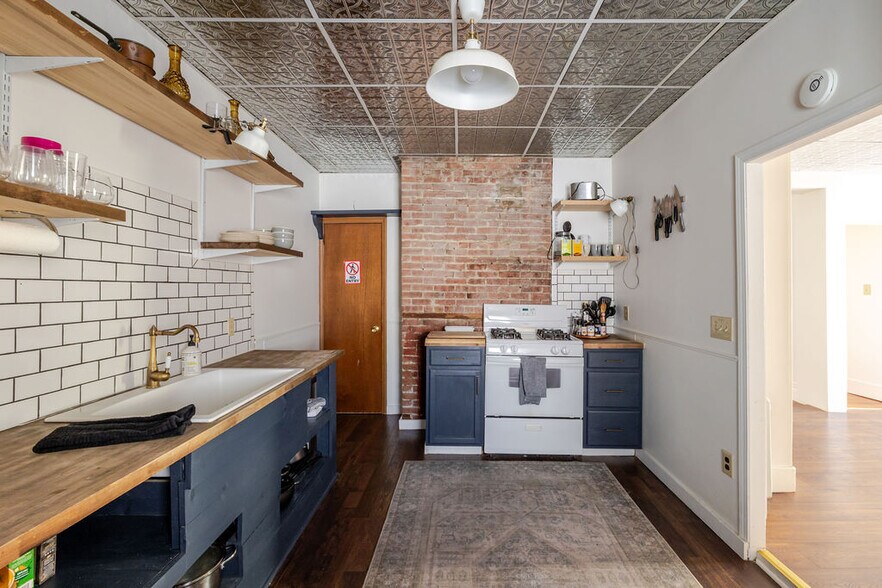 Building Photo - 552 Columbia St