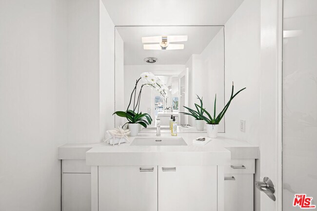 Building Photo - 838 N Doheny Dr