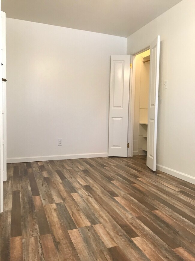Building Photo - Gorgeous 1+1  in Glendale - Close to Eagle...