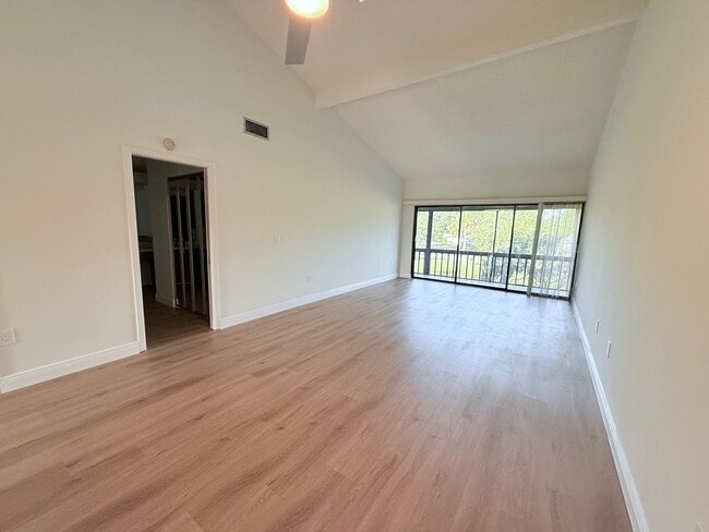 Building Photo - LOW MOVE-IN COST! Newly Listed 2-Bed/2-Bath Condo for Rent in Sarasota, FL!! Avail. Now!