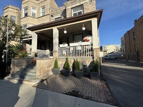 Building Photo - 1446 W Irving Park Rd