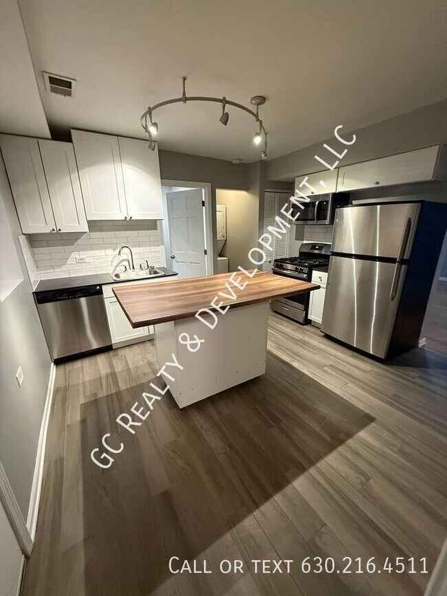 Building Photo - 3266 W Wrightwood Ave