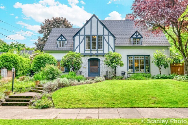 Building Photo - Rare Find! Eastmoreland 5 Bed/4 Bath Home with 3 Car Garage