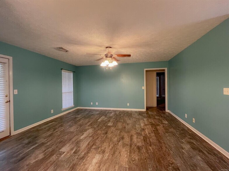 Building Photo - 121 Hickory Trail